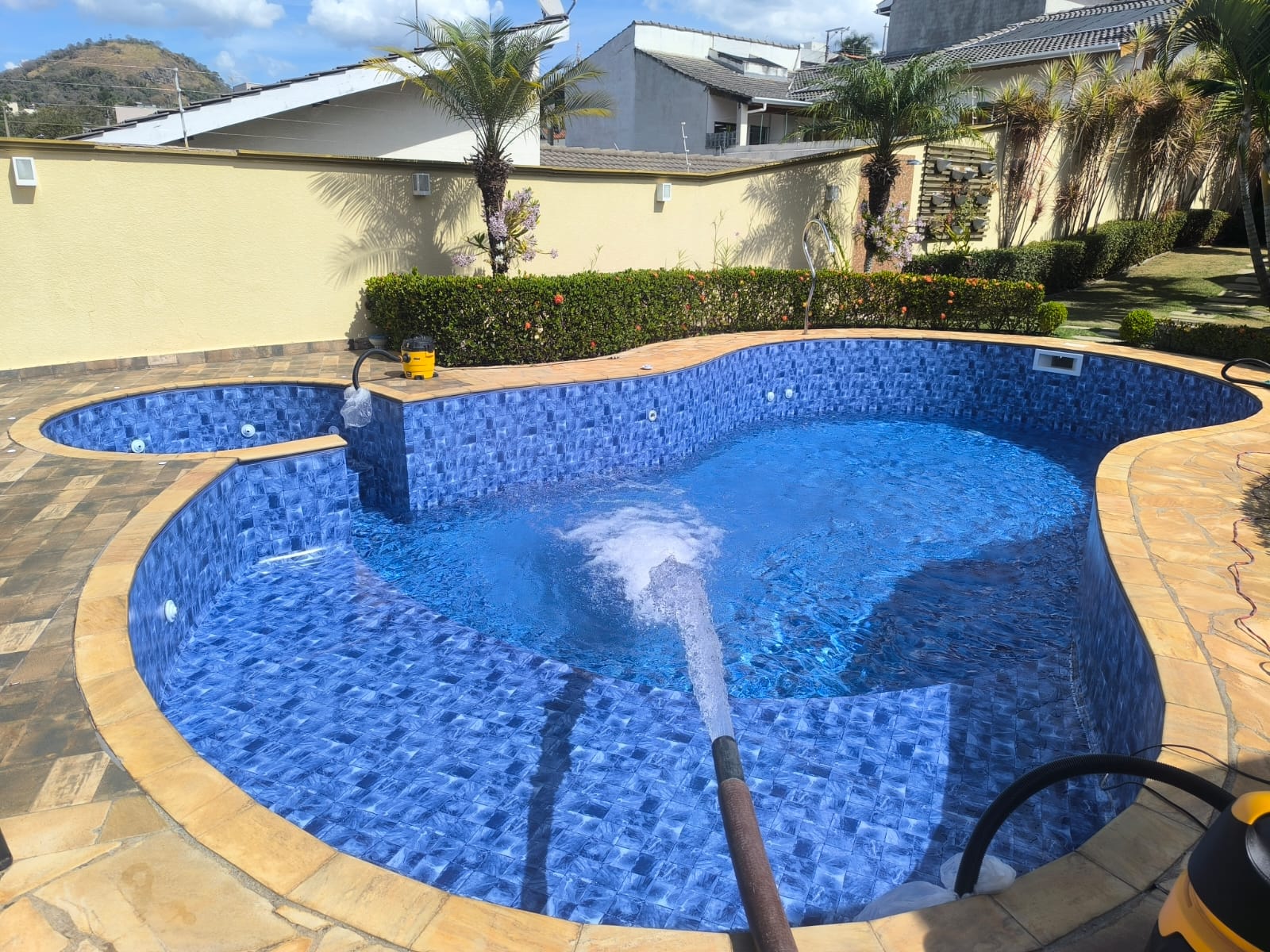 Piscina modelo exclusivo com deck e jardim