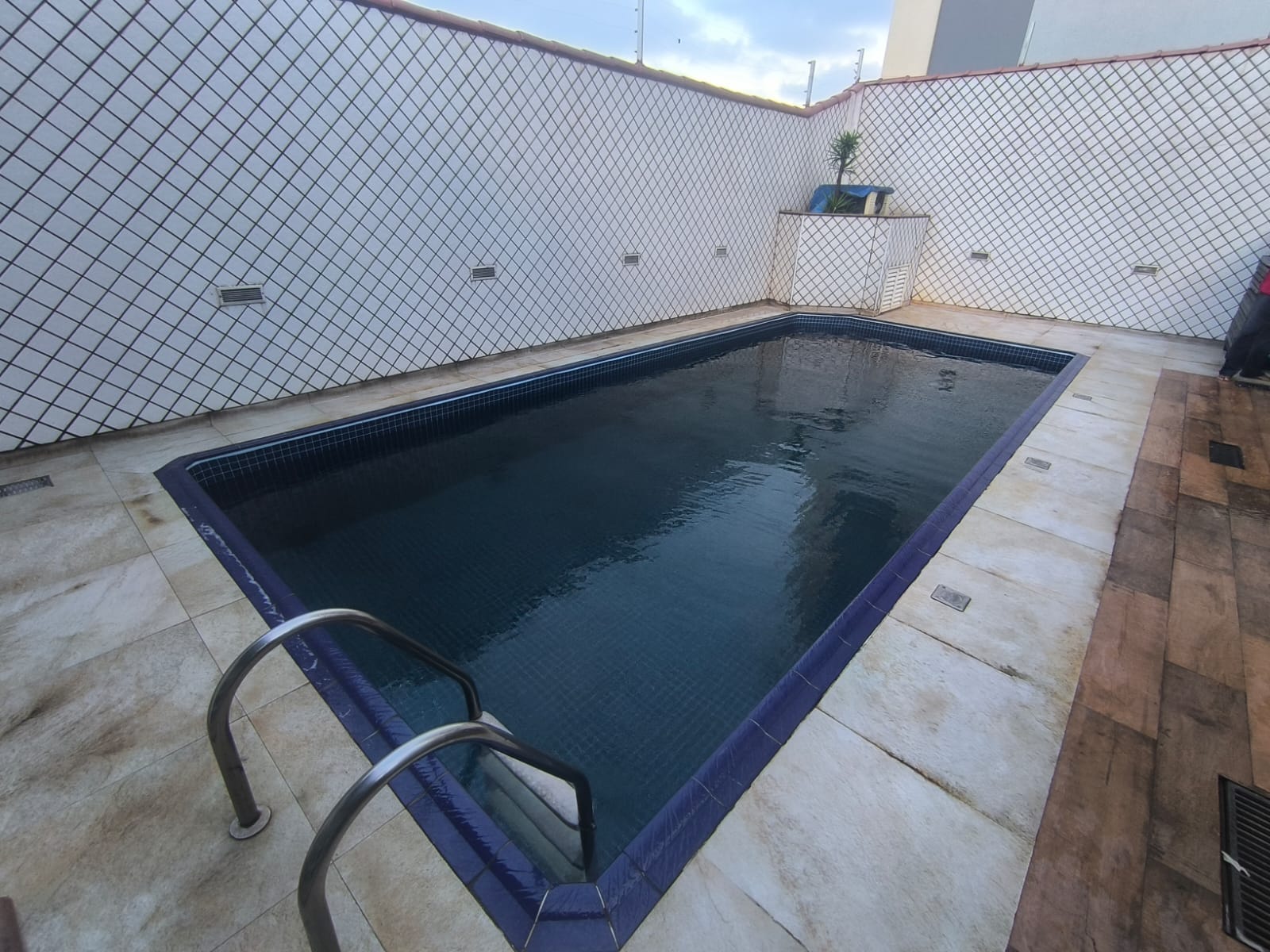 Piscina revestimento escuro